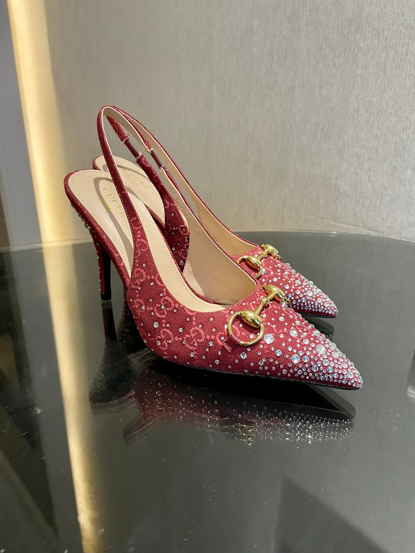 👟👟Ex-factory price 580👟👟 2024 G family’s new GUcc𝐢 horsebit pump sandals with pointed toes, elastic straps and kitten heels complement each other to create a comfortable and fitting design, and the back-lace pumps are the essence of design. Hot-drilling process Upper: Imported high-grade G G canvas Lining/foot pads: Full-grain high-grade lambskin Sole: Italian top-grade genuine leather sole Heel height: 10.5cm Fitting size: 35-42 (40/41/42 custom-made, non-refundable)